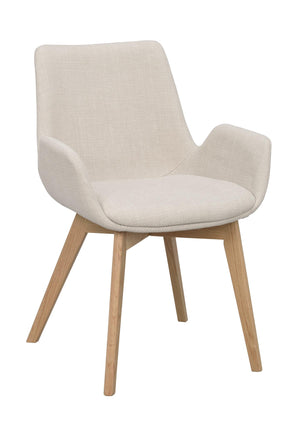 Beige stol med armstöd och träben i ekfärg, modern skandinavisk design