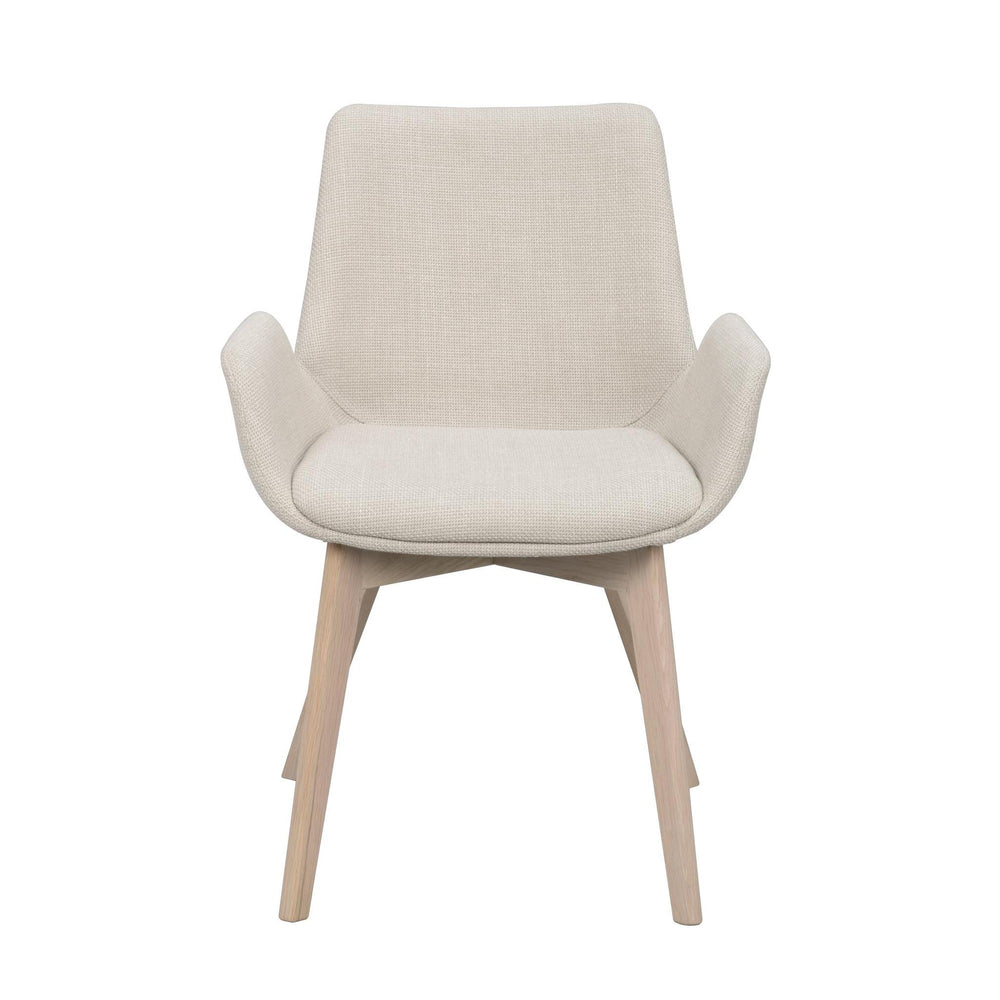 Beige fåtölj med armstöd och ljusa träben i modern skandinavisk design