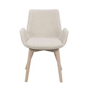 Beige fåtölj med armstöd och ljusa träben i modern skandinavisk design
