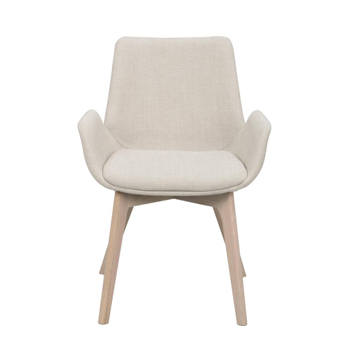 Beige fåtölj med armstöd och ljusa träben i modern skandinavisk design