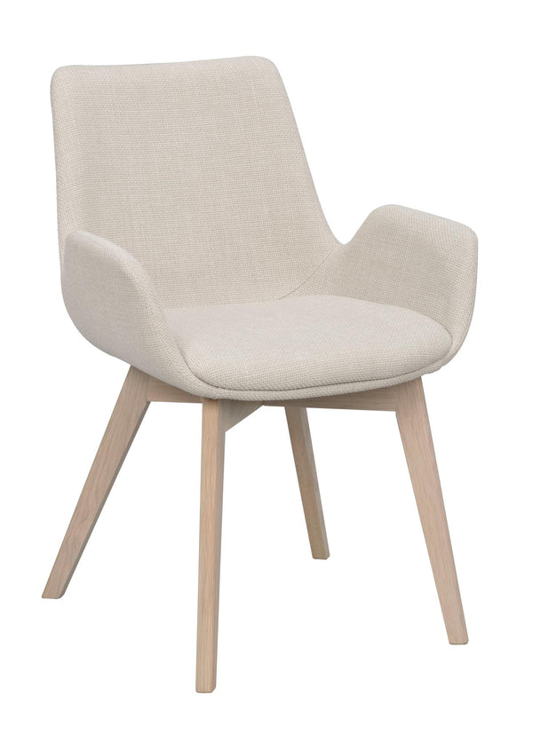 Beige stol med armstöd och ljusa träben i modern skandinavisk design