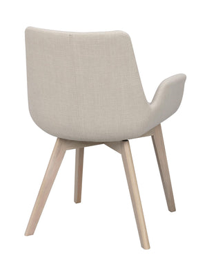 Beige stoppad stol med träben i ljust trä, sedd bakifrån mot vit bakgrund