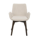 Beige stoppad stol med armstöd och mörkbruna träben i modern skandinavisk design