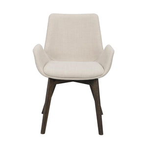 Beige stoppad stol med armstöd och mörkbruna träben i modern skandinavisk design