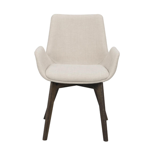 Beige stoppad stol med armstöd och mörkbruna träben i modern skandinavisk design