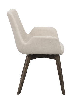 Beige stol med träben i mörk ek, sidovy som visar ergonomisk design och stoppad sits