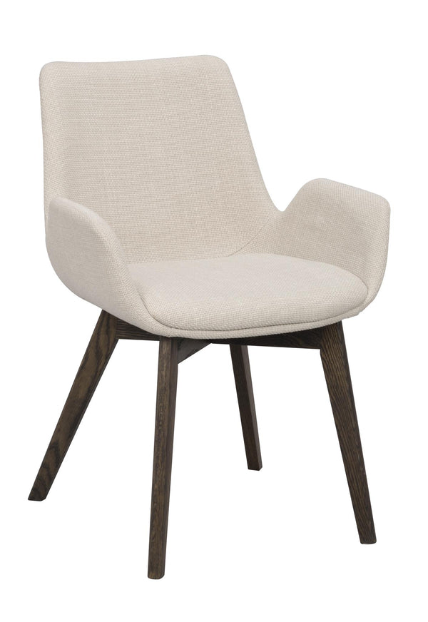 Beige matstol med armstöd och mörkbruna träben i modern skandinavisk design