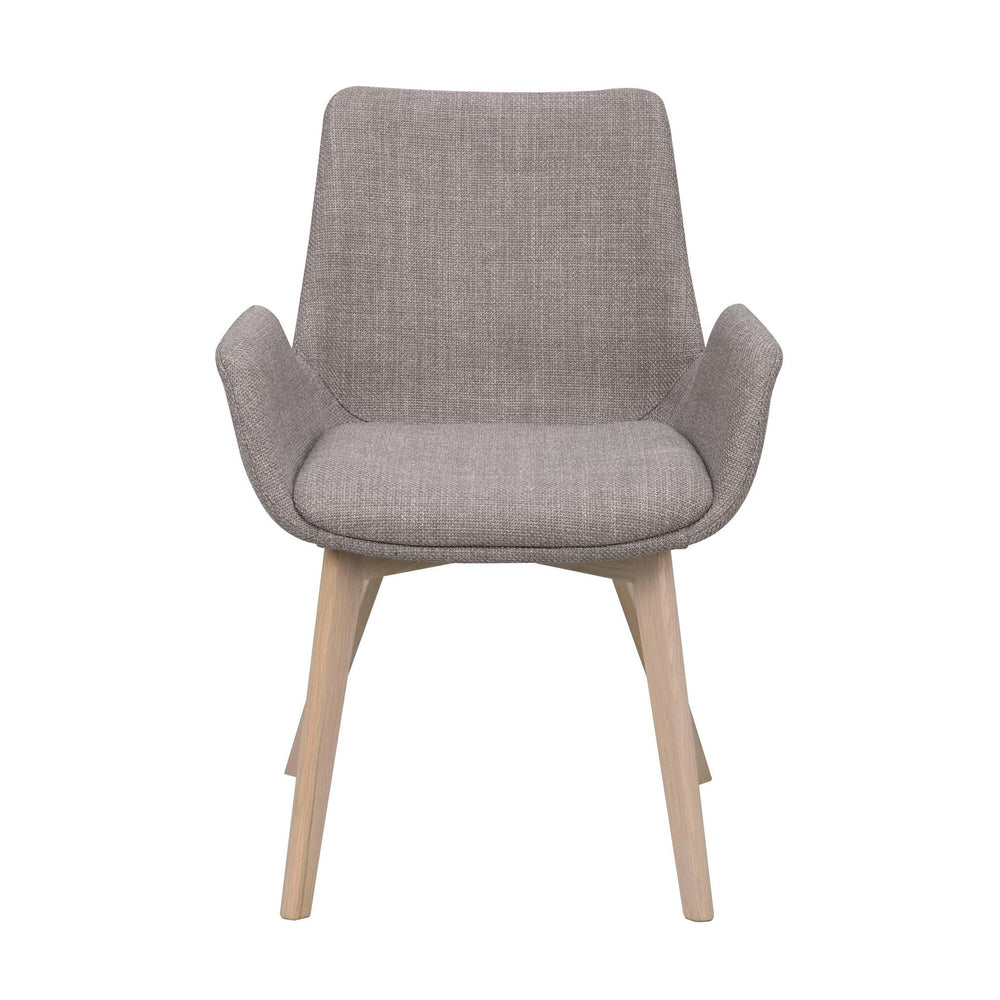 Grå fåtölj med armstöd och ljusa träben i modern skandinavisk design