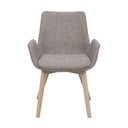 Grå fåtölj med armstöd och ljusa träben i modern skandinavisk design