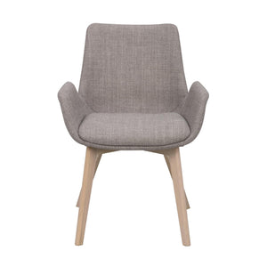 Grå fåtölj med armstöd och ljusa träben i modern skandinavisk design