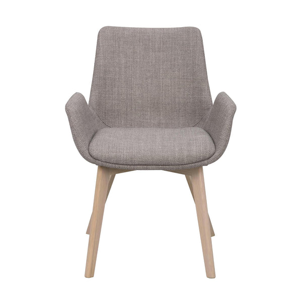 Grå fåtölj med armstöd och ljusa träben i modern skandinavisk design