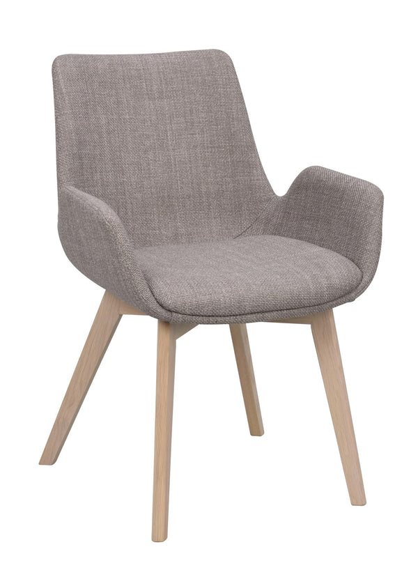 Grå stoppad stol med armstöd och ljusa träben i modern skandinavisk design