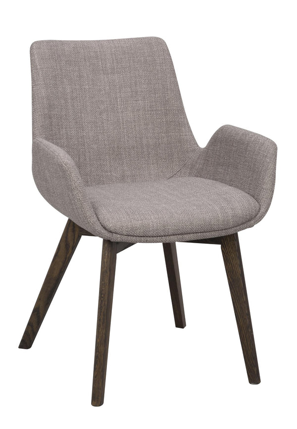 Grå stol med armstöd och mörkbruna träben i modern skandinavisk design
