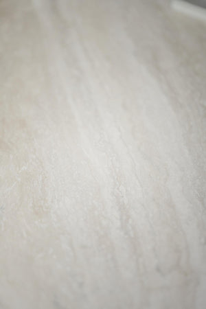 Vit marmorbänkskiva med naturliga grå ådror och blank yta i närbild