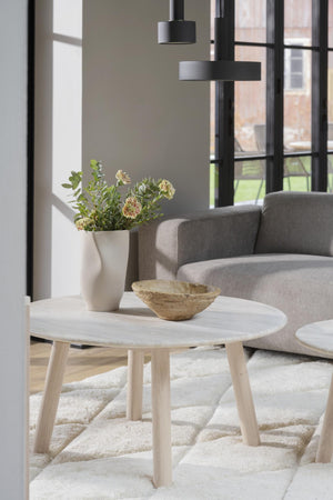 Ljust soffbord i trä med marmor-topp, dekorerat med vas och skål i modern vardagsrumsmiljö