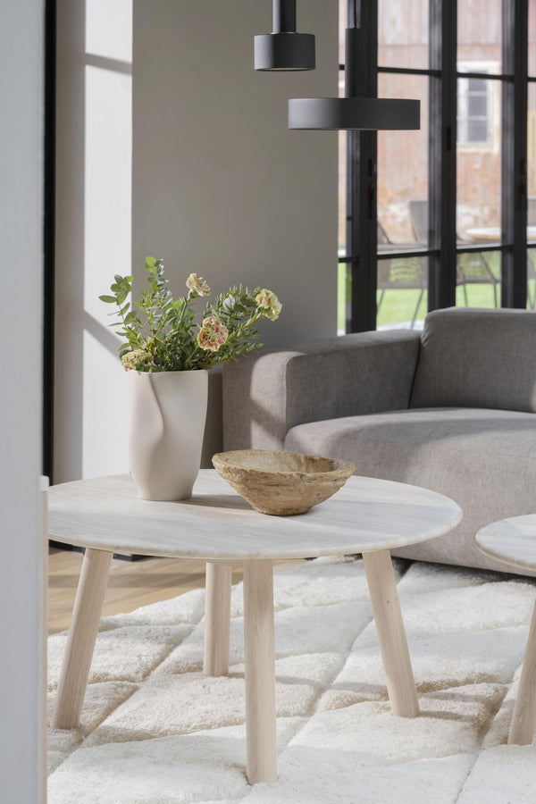 Ljust soffbord i trä med marmor-topp, dekorerat med vas och skål i modern vardagsrumsmiljö