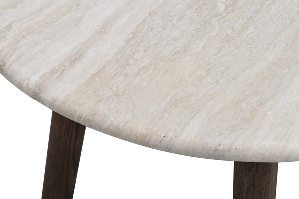 Soffbord med rund marmorskiva i ljus beige nyans och mörka träben i ek