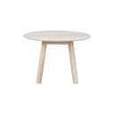 Runt soffbord i ljust trä med tre ben och minimalistisk design