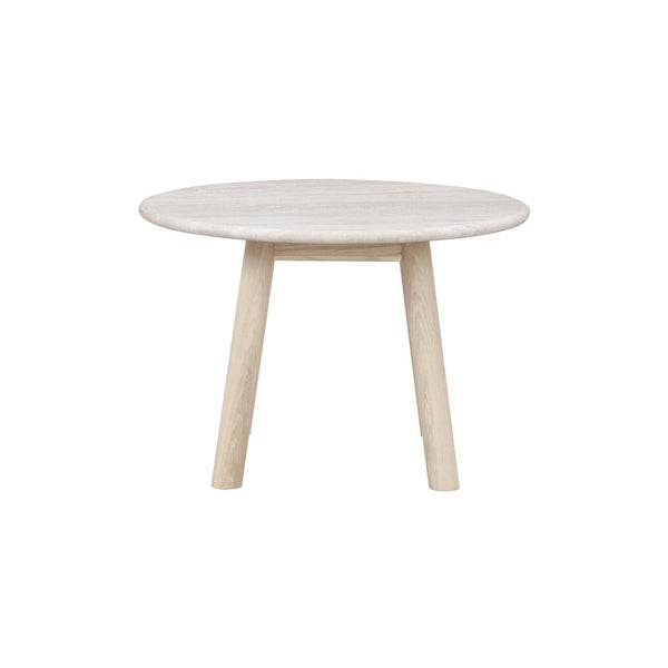 Runt soffbord i ljust trä med tre ben och minimalistisk design