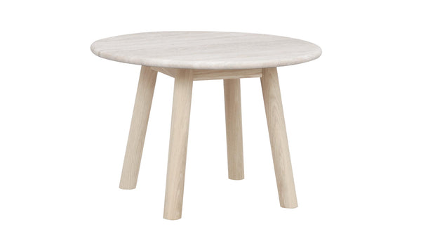 Runt soffbord i ljust trä med fyra ben i skandinavisk design