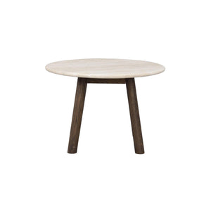 Runt soffbord med ljus marmorskiva och mörka träben i modern skandinavisk design