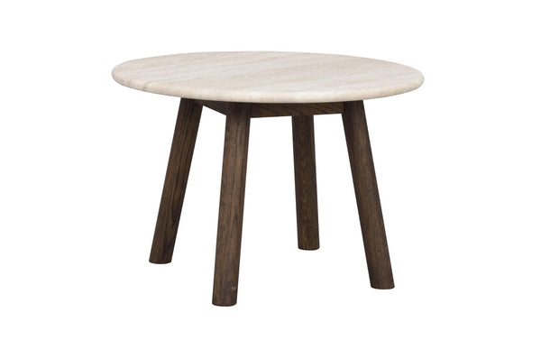 Runt soffbord med ljus marmorskiva och mörkbruna träben i modern skandinavisk design