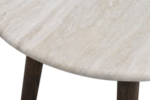 Närbild av träbord med benvit marmorskiva och mörka träben