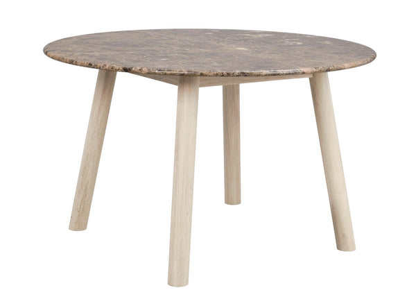 Runt soffbord med marmorskiva och ljusa träben i modern skandinavisk design