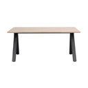 Matbord med ljus träskiva och svarta A-formade metallben i modern skandinavisk design