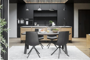 Modernt kök i svart och trä med matbord, stolar och takbelysning i skandinavisk design