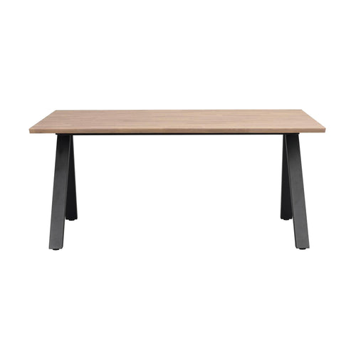 Matbord med ljus träskiva och svarta metallben i A-form, modern skandinavisk design