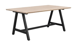 Matbord med ljus träskiva och svarta A-formade metallben i modern skandinavisk design