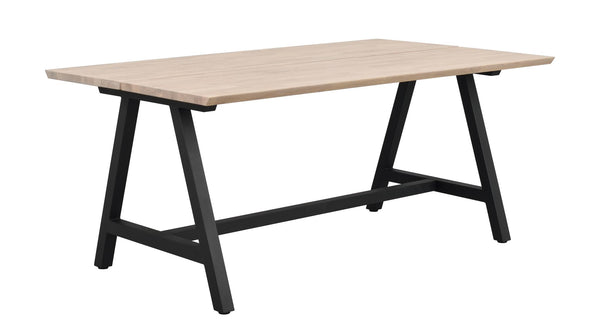 Matbord med ljus träskiva och svarta A-formade metallben i modern skandinavisk design