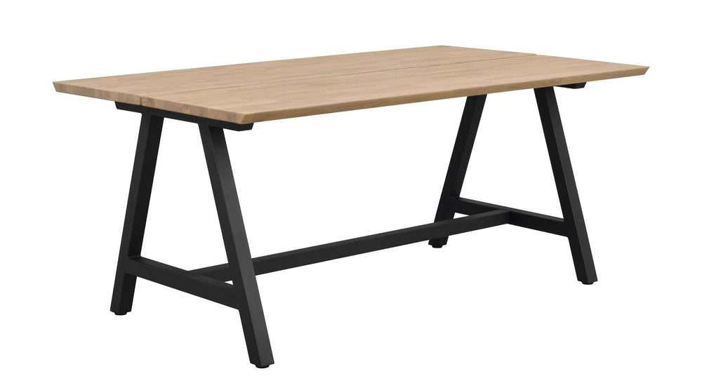Matbord med ljus träskiva och svarta metallben i industriell stil