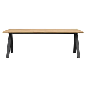 Matbord med ek bordsskiva och svarta A-benställ i metall, frontvy mot vit bakgrund