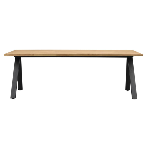 Matbord med ek bordsskiva och svarta A-benställ i metall, frontvy mot vit bakgrund