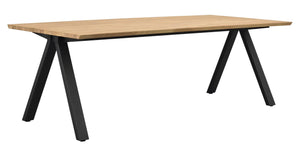 Matbord med ek-bordsskiva och svarta A-formade metallben i modern skandinavisk design