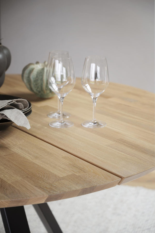 Vinglasset på matbord i trä med höstdekoration och servetter