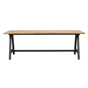 Matbord med ljus ektopp och svart metallunderrede i industriell stil