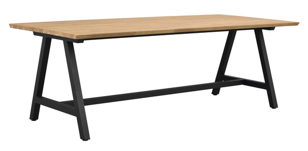 Matbord med ek-bordsskiva och svarta metallben i A-formad design med förstärkande tvärslå