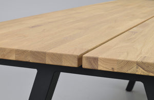 Massivt ekbord med synlig trästruktur och svarta metallben i modern design