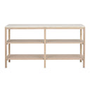 Hylla i ljust trä med tre hyllplan och öppen förvaring i minimalistisk design