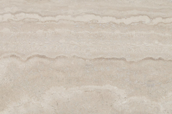 Travertin natursten med beige och krämvita ådror i horisontella band