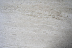 Ljus travertinsten med naturliga beige och vita toner samt organiska mönster