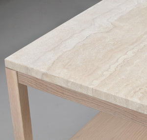 Soffbord med travertinskiva och underrede i ljust trä, närbild av hörn och kant