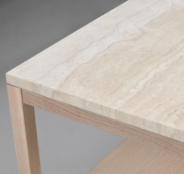 Soffbord med travertinskiva och underrede i ljust trä, närbild av hörn och kant