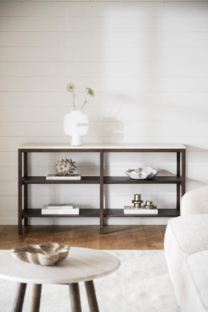 Mörkbrun hylla med två våningar och öppen förvaring, inredd med dekorativa föremål i skandinavisk stil
