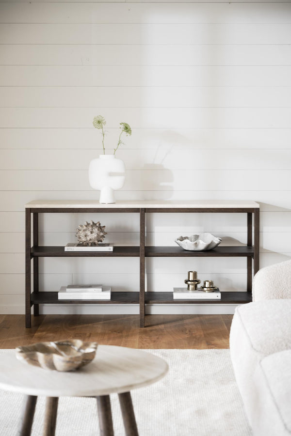 Mörkbrun hylla med två våningar och öppen förvaring, inredd med dekorativa föremål i skandinavisk stil