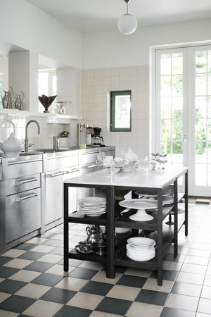 Modernt kök med vit köksö i svart metallram, schackrutigt golv och franska altandörrar