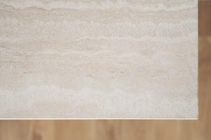 Beige travertinkakel med naturliga vågor och strukturer, elegant stengolv för badrum och kök